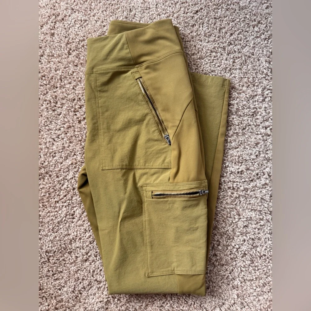 Athleta Headlands Hybrid Highrise Cargo Legging in Olive Green - Picture 3 of 5